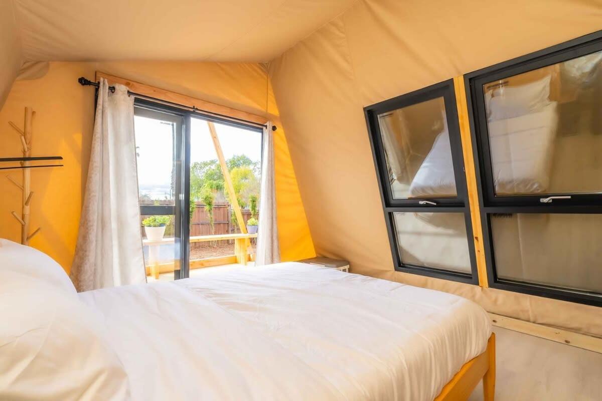 Glamping In The Urban Hotel เกลนโดรา ภายนอก รูปภาพ