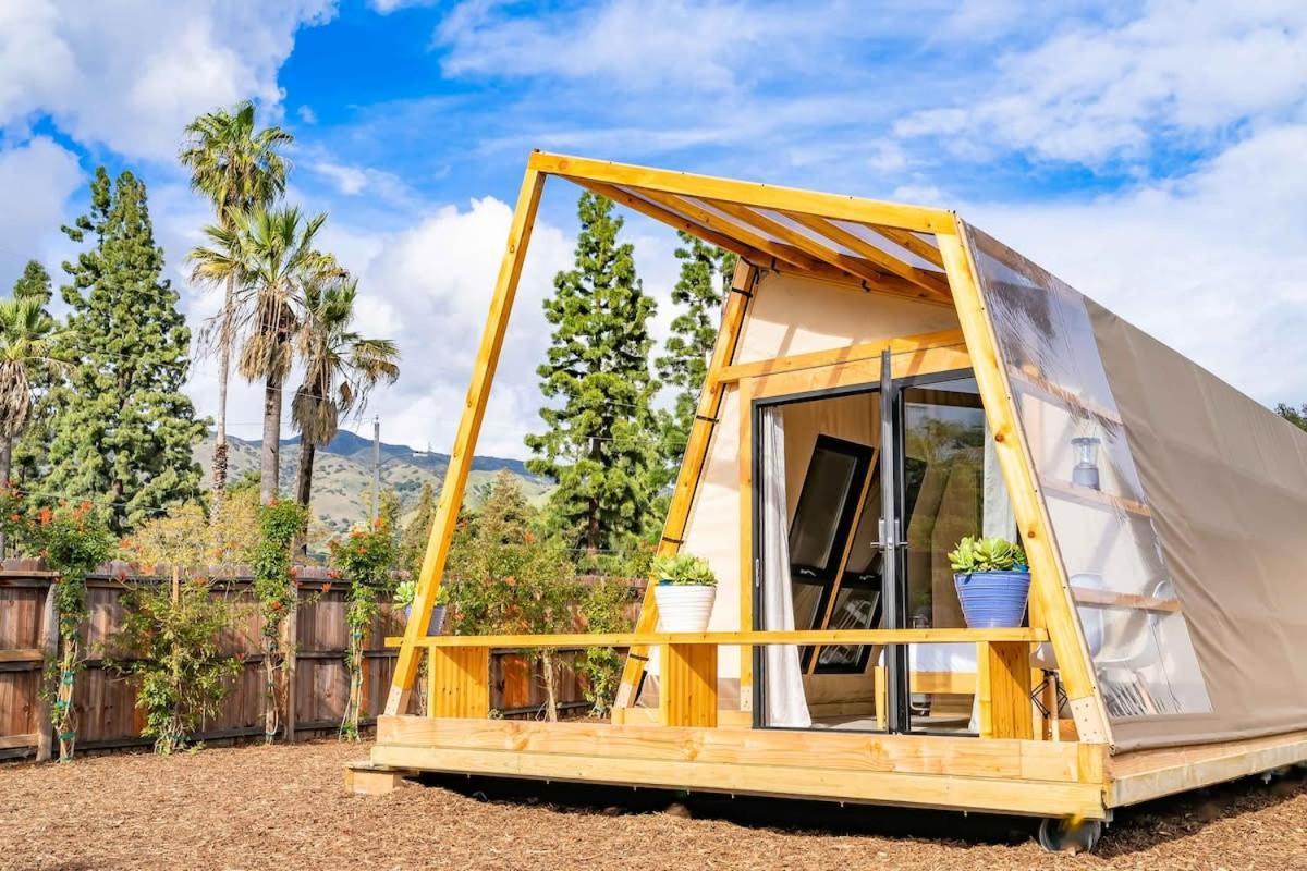 Glamping In The Urban Hotel เกลนโดรา ภายนอก รูปภาพ
